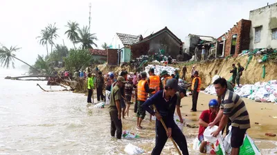 Sơ tán khẩn cấp gần 30 gia đình bị triều cường tấn công