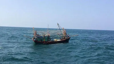 Sóng đánh sập cabin tàu cá, sáu ngư dân đang nguy cấp 