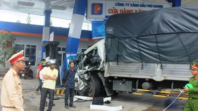 Xe tải húc vào trạm xăng, 7 người bị thương