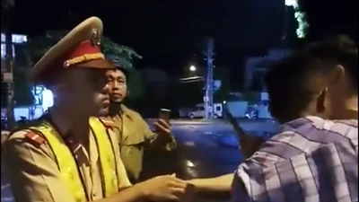 CSGT tự té khi giằng co với người đi đường?