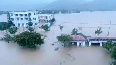 Hàng chục ngàn căn nhà ở Phú Yên vẫn ngập trong lũ