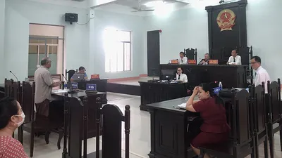 Ngừng phiên tòa kiện chủ tịch tỉnh vì không cung cấp thông tin