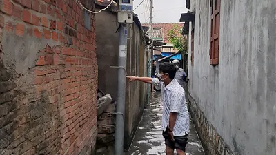 Lội nước mưa đi ngang trụ điện, một phụ nữ bị điện giật tử vong