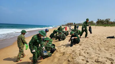 Dầu vón cục tràn vào bờ biển Tuy Hòa