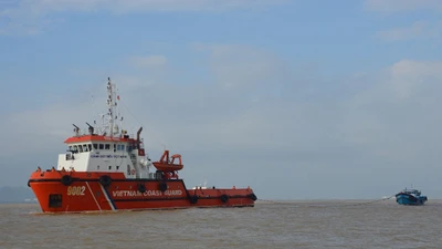 Tàu cảnh sát biển cứu ba thuyền viên bị trôi dạt