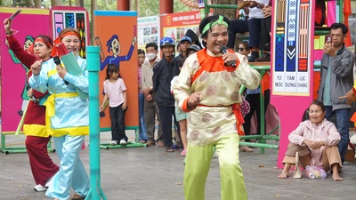 Rủ nhau đi đánh bài chòi...