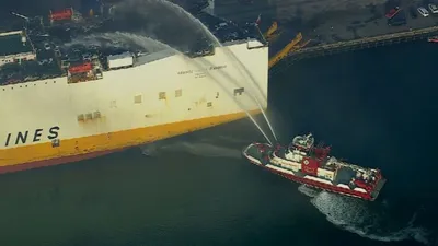 VIDEO: Dốc sức dập lửa trên tàu chở 1.200 ô tô, 2 lính cứu hỏa thiệt mạng 