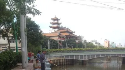 Người dân vô tư câu cá bất chấp bảng cấm có số điện thoại công an