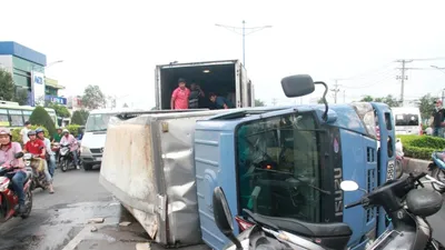 Xe chở bia tự lật ngang giữa đường