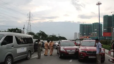 3 'xế hộp' hạng sang bị xe ben húc móp trên xa lộ Hà Nội