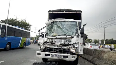 Tài xế mắc kẹt trong ca bin bẹp dúm sau cú tông xe tải