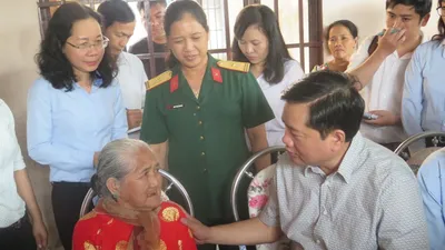 Ông Đinh La Thăng chỉ đạo làm đường, xây nhà cho dân