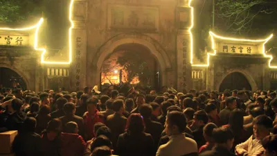 Dân ùn ùn cướp lộc sau giờ khai ấn đền Trần