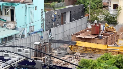 Xe cẩu chục tấn đè sập trường mầm non giữa trung tâm thành phố