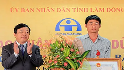 Tài xế Bắc nhận huân chương Dũng cảm