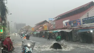 Người dân TP.HCM chật vật di chuyển dưới cơn mưa lớn giờ tan tầm