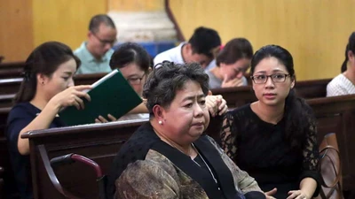 Chủ tọa nói gì về phiên xử bà Hứa Thị Phấn?