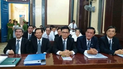 Không có mặt bà Hứa Thị Phấn, tòa vẫn xét xử