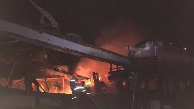 Cháy 2 tàu cá đang neo đậu trú bão số 9