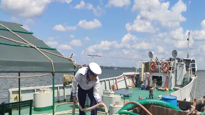 Tàu Hải quân chở nước ngọt xuyên đêm để cấp cho dân Bến Tre