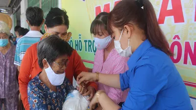 Bến Tre: Mỗi người được nhận 2 kg gạo kèm trứng gà từ máy ATM