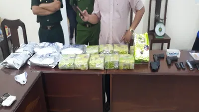 Bắt người mang 3 khẩu súng, vận chuyển hơn 20kg ma túy