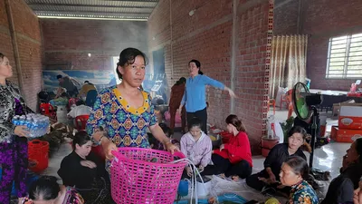 Chợ Lách gói 1.700 đòn bánh tét gửi bà con vùng lũ miền Trung