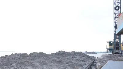 Lực lượng chức năng bắt quả tang một cần cẩu cát đang trộm cát trên sông Cổ Chiên. Ảnh: N.Đ