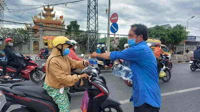 Tình nguyện phát nước, bánh ngọt, sữa... cho người kẹt xe