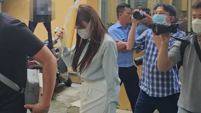 Trang Nemo đến tòa từ sớm, che mặt vào phòng xử