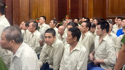 Tiếp tay cho buôn lậu, cựu đội trưởng hải quan lãnh 7 năm tù