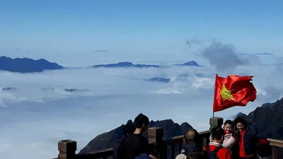 Ngỡ ngàng Fansipan hừng nắng giữa ngày rét buốt