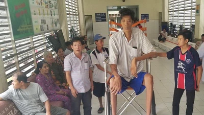 Người cao 2,5 m ở Cà Mau tiếp tục cao thêm 5 phân