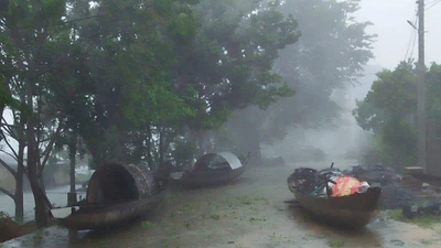 Bão số 10 có mức độ rủi ro cấp 4 đang sát đất liền