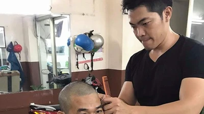 Nhiều cổ động viên cạo đầu khi U-23 VN vào chung kết