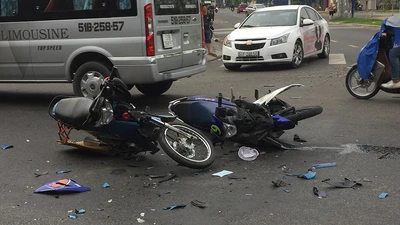 Xe máy đi ngược chiều gây tai nạn, 1 người nguy kịch