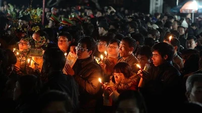 Đền Trần “chấn động” vì “bão người” cướp lộc