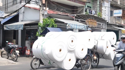 Xích lô “làm xiếc” trên đường