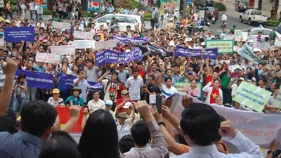 Clip sinh viên, trí thức xuống đường phản đối Trung Quốc