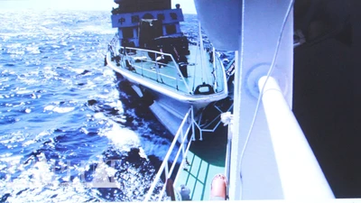 Clip mới nhất: Tàu TQ đâm vỡ nát lan can tàu Cảnh sát biển VN