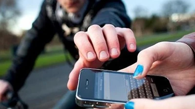 Làm gì khi bị giật điện thoại