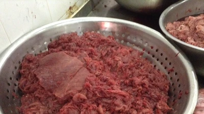 Hai tấn thịt heo 'hóa' thịt bò nhờ hóa chất