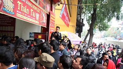 Clip người dân chen nhau mua vàng ngày thần Tài