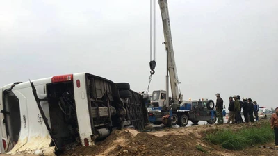 Xe khách mất lái nằm chắn ngang đường cao tốc