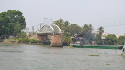 Đã cho các phương tiện đường thủy lưu thông qua cầu Ghềnh