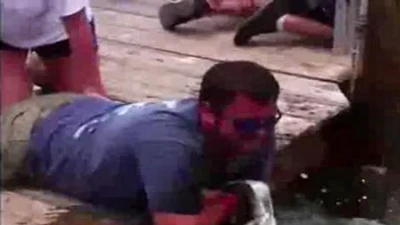 Kinh hãi với màn dùng tay làm mồi câu cá