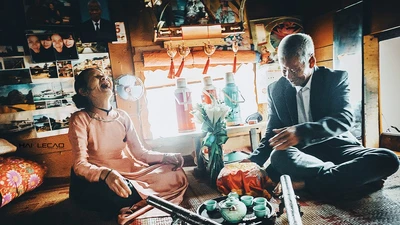 Bộ ảnh cưới của cặp vợ chồng già vớt xác ở sông Hồng