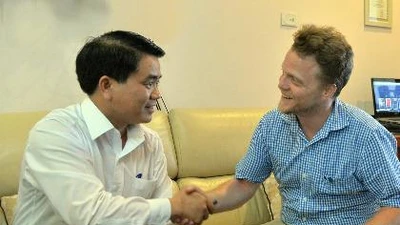 Chủ tịch Hà Nội biểu dương 'ông Tây' dọn rác 