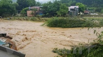 Lũ cuồn cuộn đổ về sông Hồng, ít nhất 10 người bị cuốn trôi