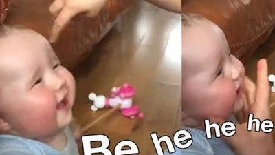 Cười tít mắt với em bé có giọng cười giống cừu con
